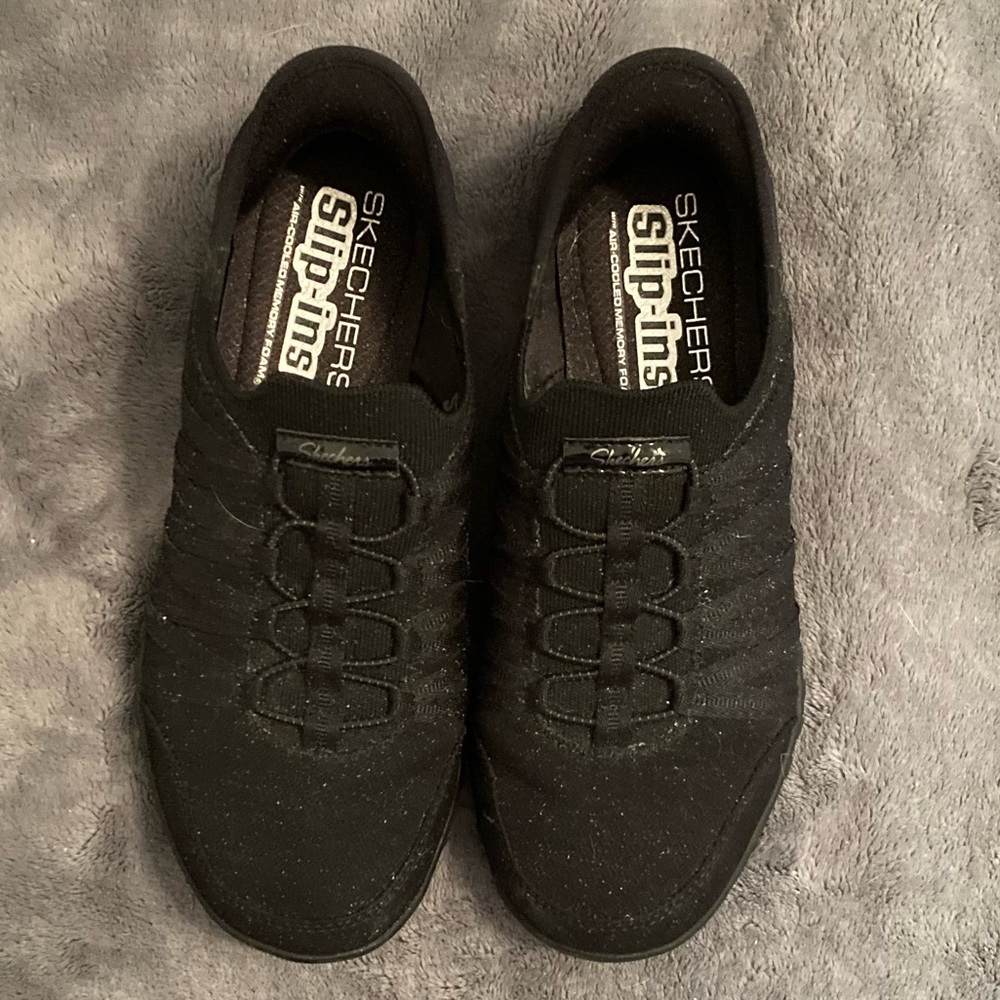 EUC Skechers Women’s Black Slip-On Sneakers 8.5